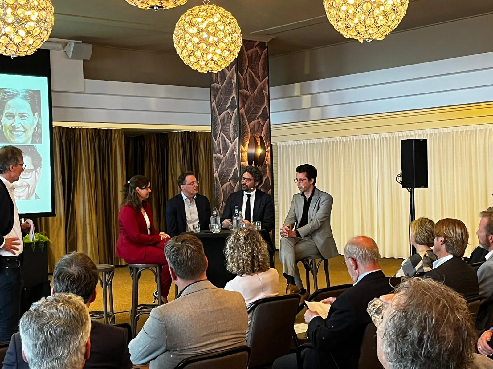 Arwen van Gestel neemt deel aan een panelgesprek voor publiek