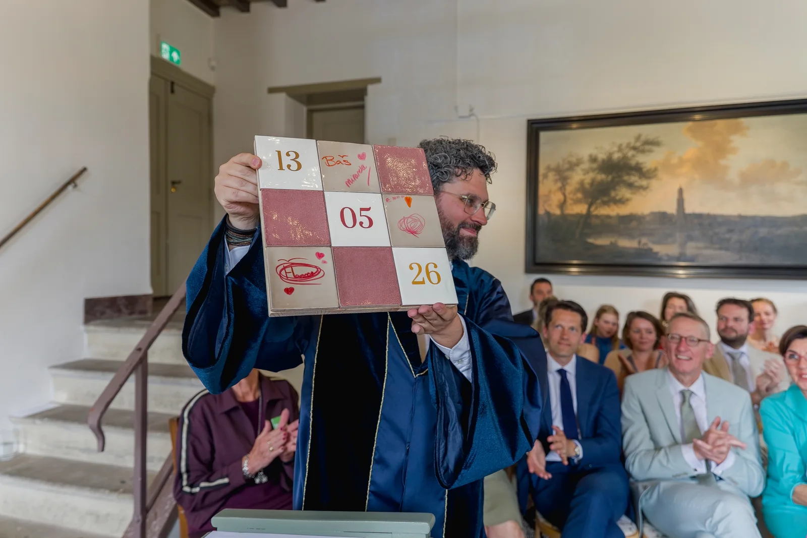 Arwen van Gestel toont een persoonlijk tegelkunstwerk tijdens een trouwceremonie