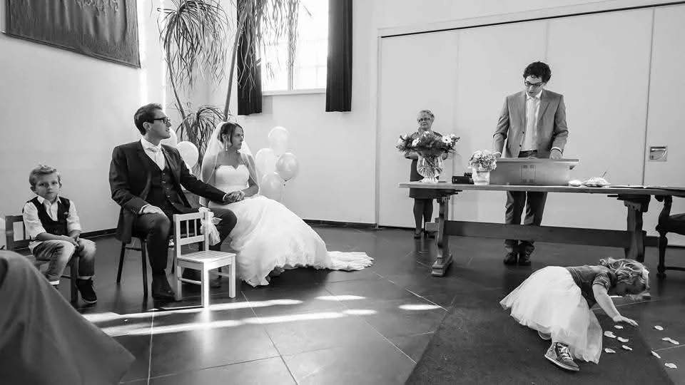 Intieme trouwceremonie met kinderen en familie